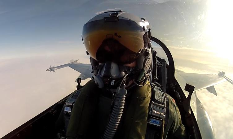 Scenă EPICĂ, la bordul unui F-16! Ce face un pilot danez, aflat la manșa unui avion de luptă, întrece orice imaginație (VIDEO)