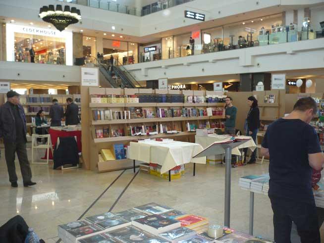 Cărţi, fete, filme şi băieţi. “Brunea-Fox” la cinci lei, “Chopin” la doi lei ori “Nefrologia” la 300 de lei (Librex 2014) 18476662