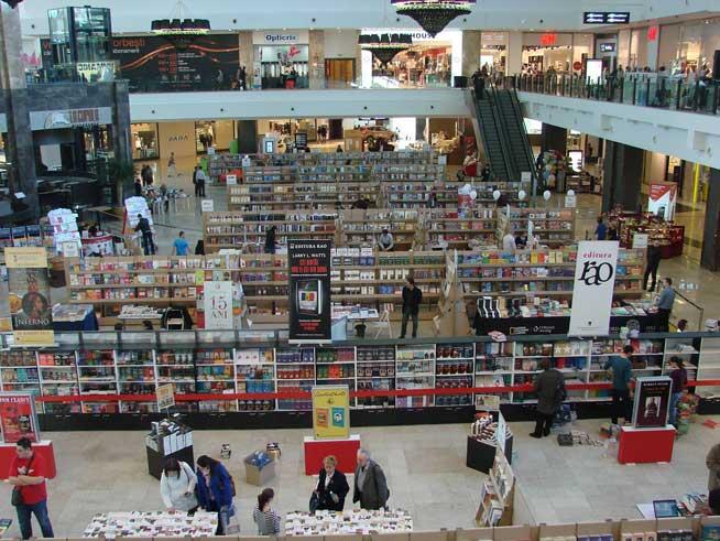 Cărţi, fete, filme şi băieţi. “Brunea-Fox” la cinci lei, “Chopin” la doi lei ori “Nefrologia” la 300 de lei (Librex 2014) 18476664