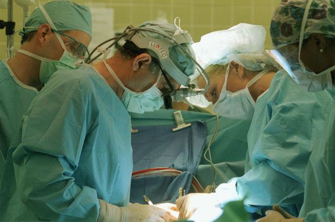 Premieră mondială! Chirurgii francezi au reuşit o operaţie pe inimă fără deschiderea toracelui