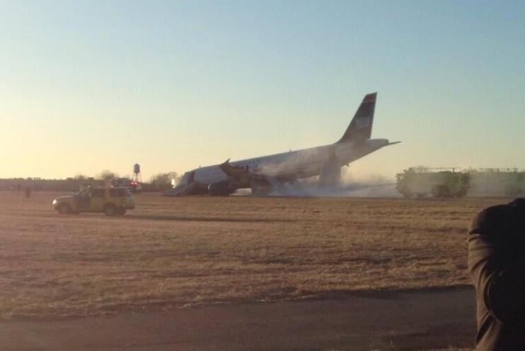 Un avion cu 154 de oameni la bord a ratat decolarea, după ce i-a explodat o roată. Vezi IMAGINI din Philadelphia