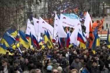 Ruşii au ieşit cu miile pe străzile Moscovei pentru a demonstra pentru şi împotriva politicilor lui Putin în Ucraina