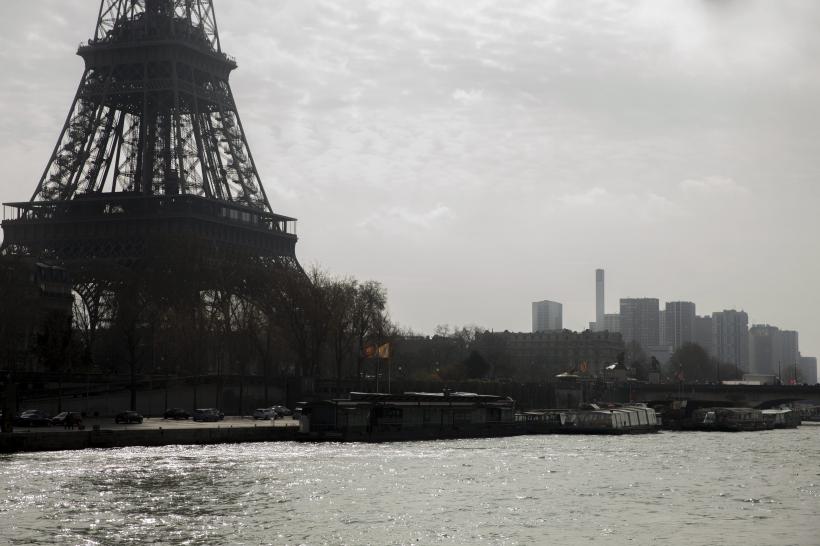Poluare crâncenă la Paris. Circulaţia maşinilor a fost restricţionată după criteriul cu soţ – fără soţ 