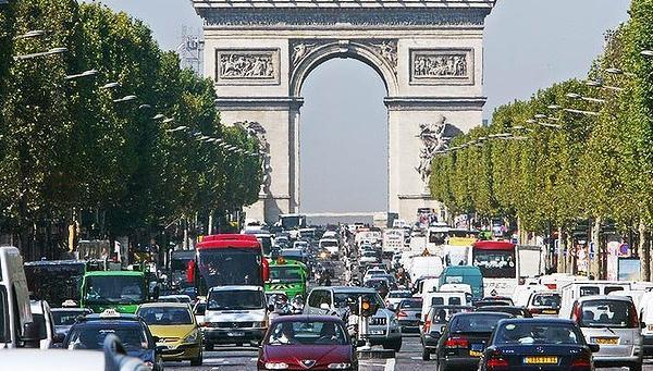 Circulaţie alternativă la Paris, din cauza poluării. Astăzi au dreptul să circule numai autoturismele cu numere impare