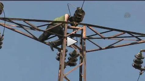 Protest pe un stâlp de electricitate. Ce-a urmat este INCREDIBIL! (VIDEO)