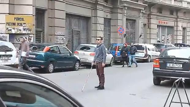 Cum reacţionezi când vezi un nevăzător pe stradă? Află răspunsul bucureştenilor VIDEO