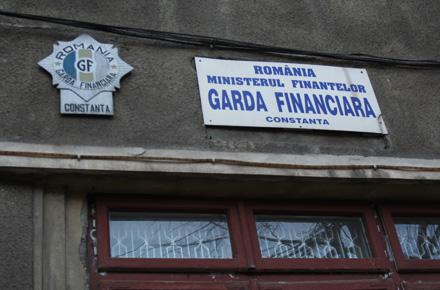 Constanţa: Un comisar al Gărzii Financiare a primit cadou, de la alt poliţist, dosarul în care era anchetat