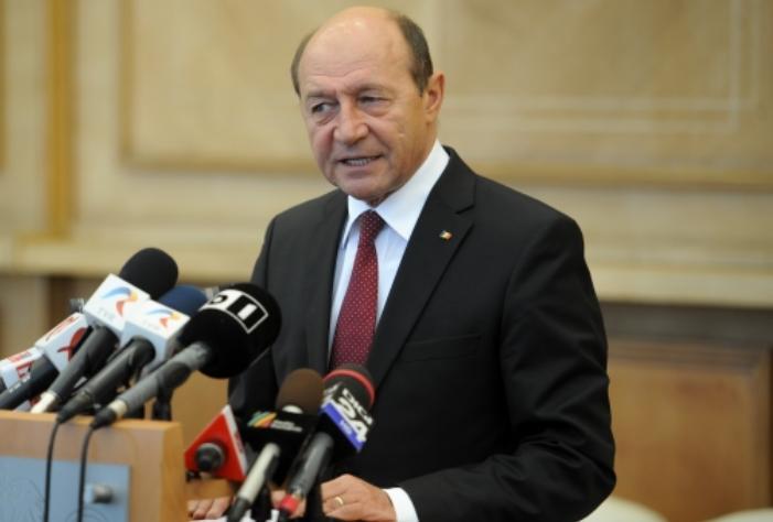 Băsescu: Politicienii care vorbesc de legitimitatea prezenţei preşedintelui la Consiliul European să citească Constituţia