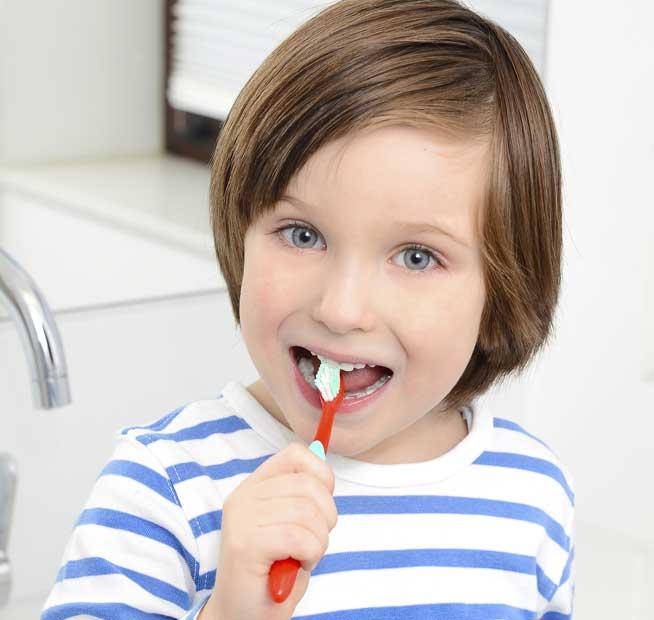 Copii mici cu carii multe. 75% dintre copiii sub 13 ani au carii pe dinţii temporari, 4 din 10 au carii pe dinţii definitivi