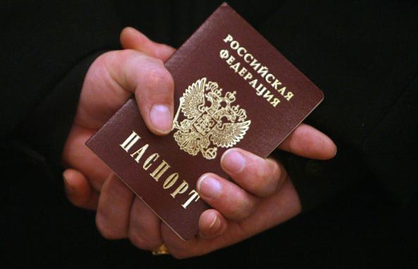 Moscova a început să elibereze paşapoarte ruseşti în Crimeea