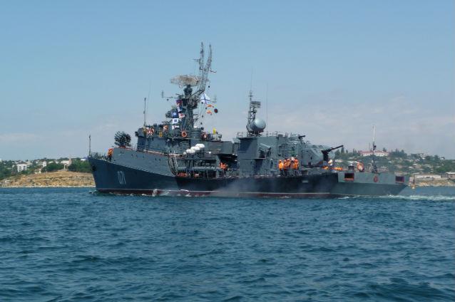 Navă de război ucraineană, luată cu asalt de persoane înarmate