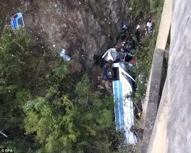 Accident oribil în Thailanda. Un autocar a căzut 150 de metri, într-o prăpastie, cel puţin 27 de persoane au murit