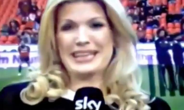 Ce păţeşte o reporteriţă Sky Sports în timp ce face avancronica unui meci de fotbal, de la marginea terenului (VIDEO)