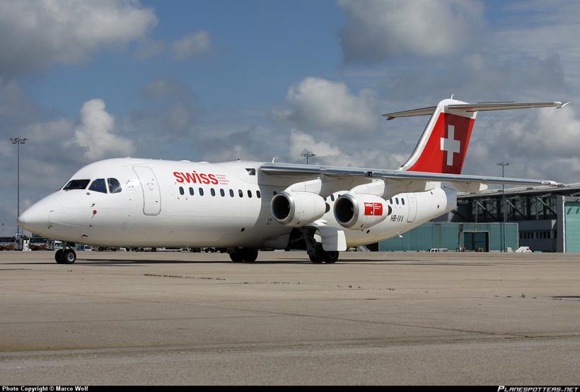 Probleme la motor pentru un avion al companiei Swiss, la decolare. Pasagerii evacuaţi, patru răniţi