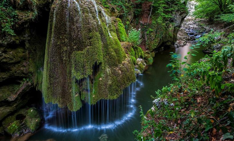 Imagini cu o cascadă din România, VIRAL pe Internet. Huffington Post: &quot;Un loc magic, desprins din poveste&quot; (VIDEO)
