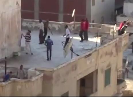 Condamnaţi la moarte după ce au aruncat de pe acoperiş doi tineri, pentru că nu ţineau cu preşedintele (VIDEO)