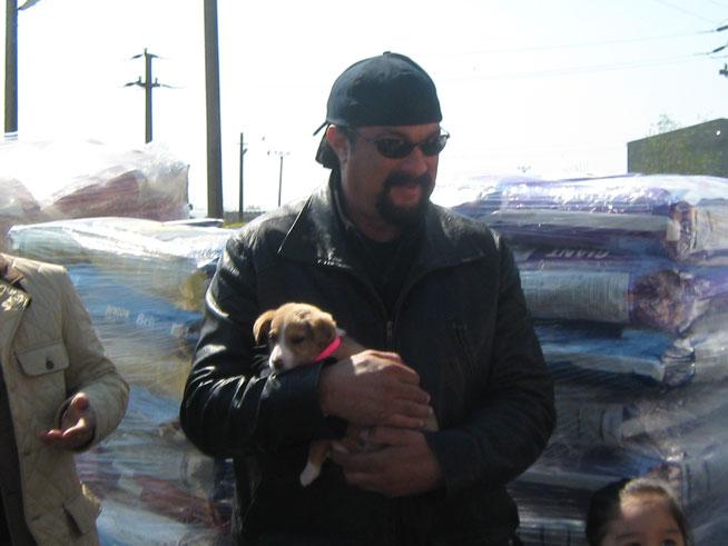 Steven Seagal a mai adoptat doi căţei din adăpostul Dogtown