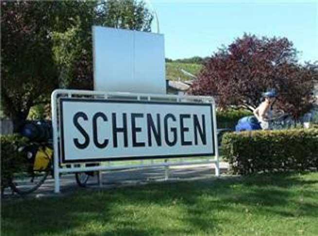 Schengen: Comisia propune o “viză de circuit” pentru a atrage turiştii chinezi şi ruşi bogaţi