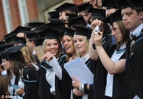 Numărul studenţilor străini din universităţile britanice a scăzut pentru prima dată, în 29 de ani