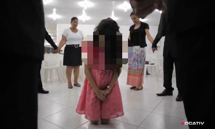 &quot;Dumnezeu face MIRACOLE!&quot; Cum arată fetiţa din Brazilia care susține că vindecă SIDA sau cancerul cu o simplă atingere (VIDEO)
