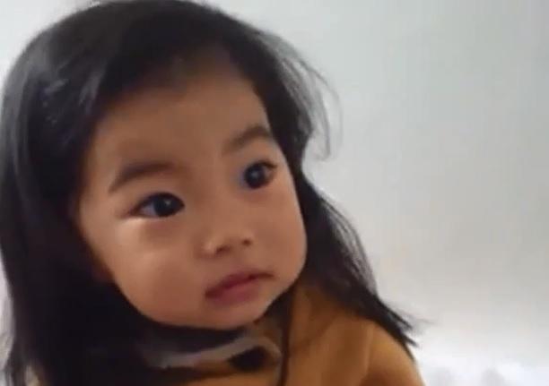 A devenit, peste noapte, STAR pe internet! Cum reacţionează o fetiţă când mama ei o învaţă să spună NU străinilor (VIDEO)