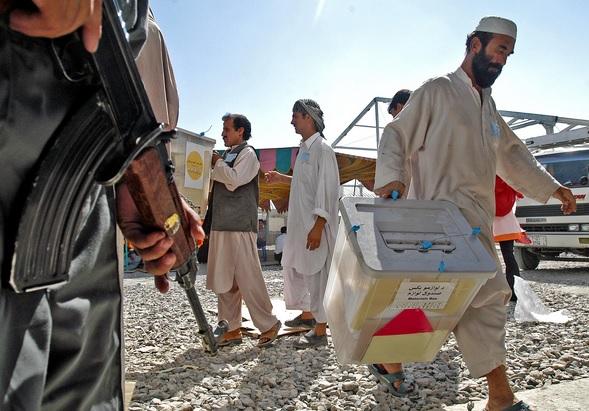 Alegeri prezidenţiale în Afganistan. Talibanii au ameninţat că vor ataca secţiile de votare