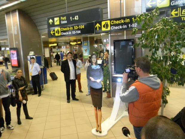Tehnologie de ultimă oră pe Aeroportul Otopeni. Pasagerii vor fi îndrumați de ... holograme! (VIDEO) 