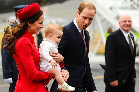 Bebeluşul regal, în vizită la capătul lumii: familia princiară britanică şi-a început turneul în Noua Zeelandă şi Australia