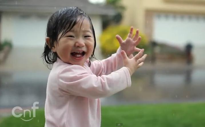 VIDEO FABULOS! Cum reacţionează o fetiţă de 1 an când vede, PENTRU PRIMA DATĂ, ploaia 