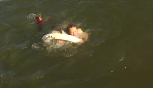 GAFA ANULUI! O reporteriţă olandeză cade în apă în timpul unui ciudat interviu cu primarul (VIDEO)