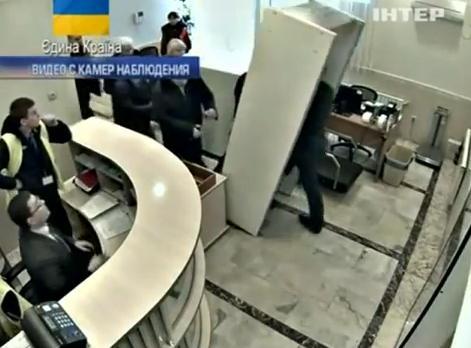 IMAGINI ŞOCANTE. Fuga disperată a oficialilor ucraineni, după destituirea lui Ianukovici (VIDEO AEROPORT)