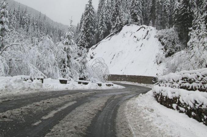 Trafic în condiţii de iarnă pe DN7A, în zona Voineasa-Vidra-Obârşia Lotrului