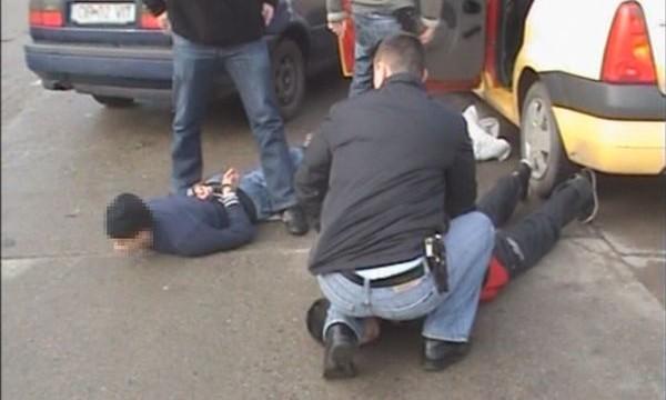 Membrii unei grupări, care distribuiau droguri în licee şi campusuri universitare din Bacău, arestaţi preventiv 