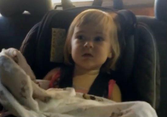 O fetiţă intră pentru prima dată într-o spălătorie auto! Cum reacționează micuţa când maşina este trasă în tunelul cu perii (VIDEO)