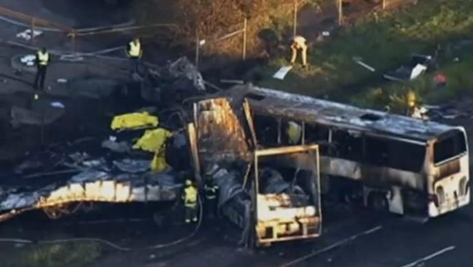 TRAGEDIE în California: 9 morți și 32 de răniți, după ce un camion a intrat într-un autobuz şcolar (VIDEO)
