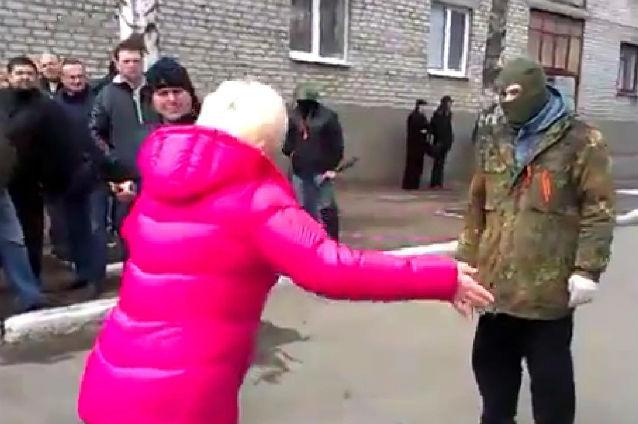 Militanţi pro-ruşi din Doneţk au ocupat secţii de poliţie din oraşul ucrainean Slaviansk. Aceştia au pus mâna pe 20 de puşti şi 400 de pistoale