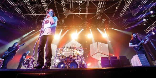 Dream Theater oferă un show de trei ore cu lumini şi efecte vizuale de excepţie