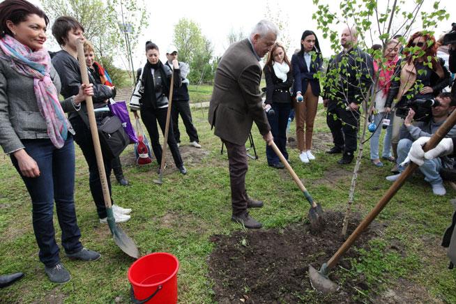 Capitala creşte verde! Sorin Oprescu a participat la acţiunea de plantare de copaci din Parcul Tineretului
