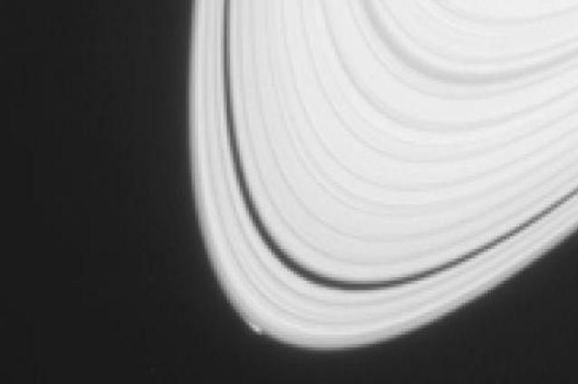 Sonda Cassini a fotografiat naşterea unei noi luni a lui Saturn. NASA: &quot;Este fără precedent&quot;