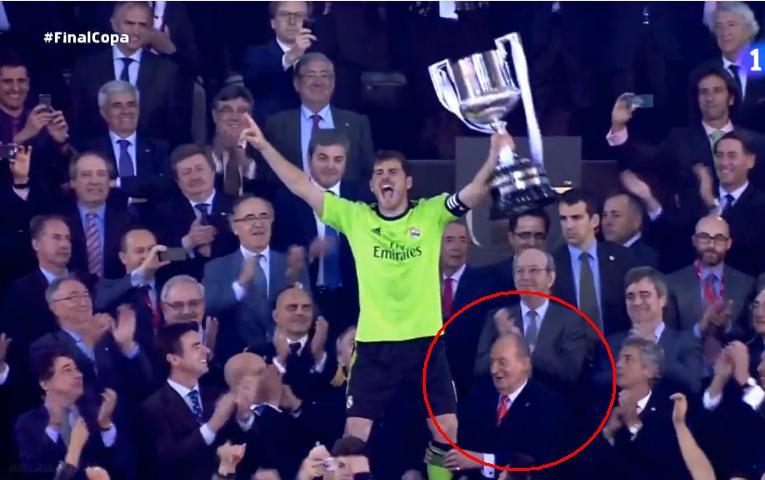 IMAGINE UNICĂ! Regele Spaniei, la picioarele lui Casillas (FOTO+VIDEO)