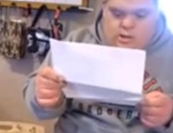 Trebuie să vezi asta! Cum reacţionează un adolescent cu sindromul Down când află că a fost acceptat la colegiu (VIDEO)