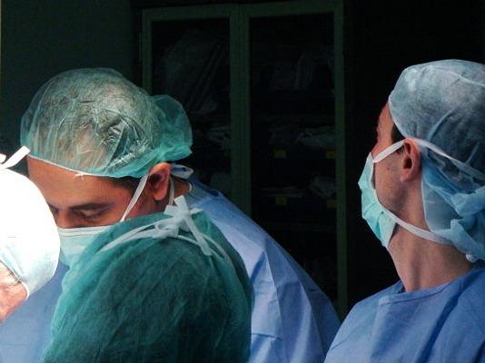 Un chirurg a murit în sala de operaţie în urma unui infarct