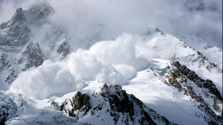 TRAGEDIE pe Everest: Şase şerpaşi nepalezi au murit, alţi nouă sunt daţi dispăruţi în urma unei avalanşe