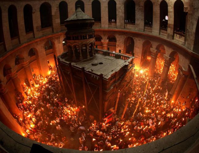 Lumina Sfântă de la Ierusalim, adusă în ţară de o delegaţie a Patriarhiei Române 