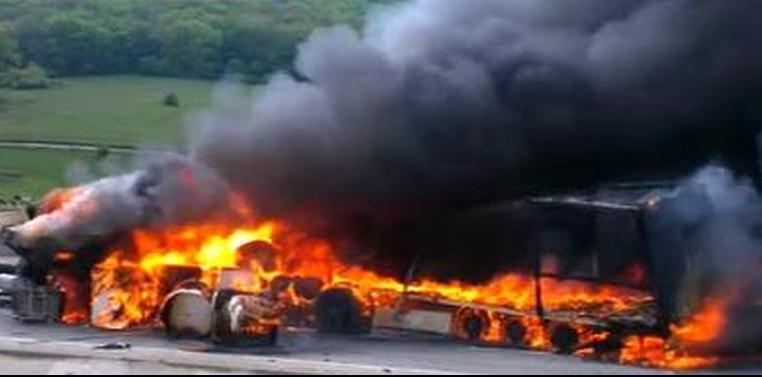 Două TIR-uri au luat foc, după ce s-au ciocnit frontal, în Cluj. Ambii şoferi au rămas prinşi în cabine