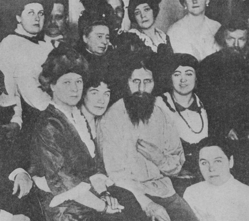 „Moaștele” lui Rasputin, la Muzeul Erotismului din Sankt Petersburg. Înainte de a fi aruncat în Neva, Rasputin a fost castrat