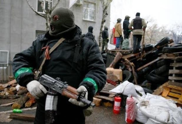 Manevre ruse la graniţa cu Ucraina. Ministrul ucrainean de Interne: Operaţiunea antiteroristă în sud-est nu a fost suspendată