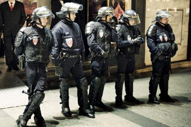 Patru poliţişti francezi, acuzaţi că au violat o turistă din Canada chiar în sediul Poliţiei