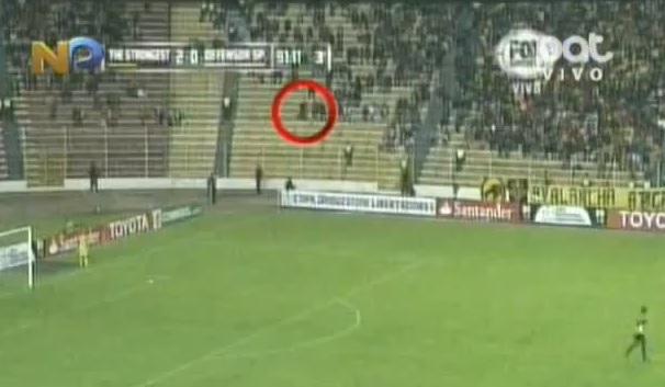 Scenă BIZARĂ la un meci de fotbal. Ce au surprins camerele de televiziune în tribune, pe un stadion din capitala Boliviei (VIDEO) 
