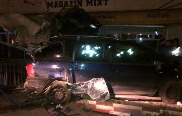 Accident cu 4 morţi în Constanţa. Un tânăr a intrat cu maşina într-un magazin cu butelii. Vitezometrul s-a oprit la 220 km/h